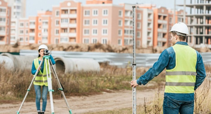 kỹ sư đang thực hiện đo đạc trước thi công