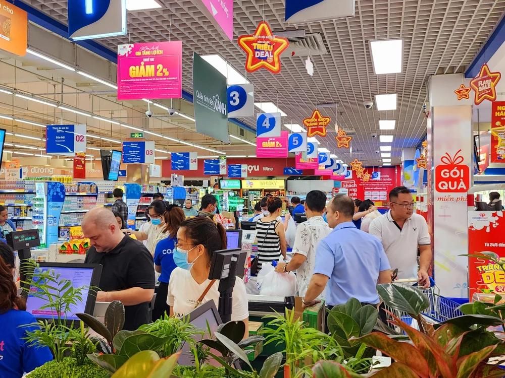Khách hàng có ảnh hưởng lớn đến chiến lược kinh doanh, đặc biệt trong việc định giá và chất lượng dịch vụ