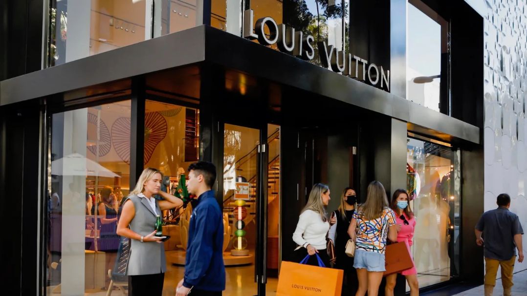 Phân tích điểm yếu chiến lược marketing của Louis Vuitton