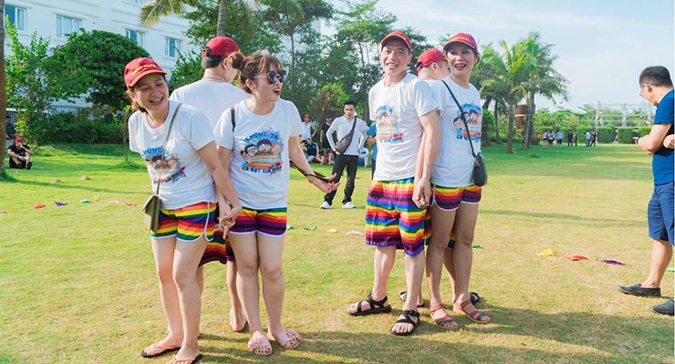 Trò chơi team building ngoài trời kết chụm