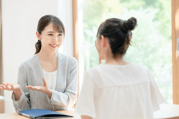 nhân viên bán hàng luôn phải niềm nở trong quá trình tư vấn