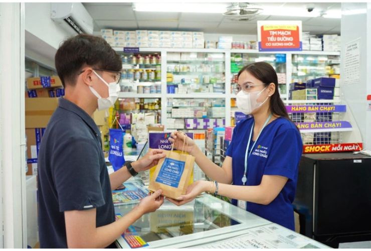 Hình 5: Bán hàng tại các điểm kinh doanh thuốc – nguồn: dantri.com.vn