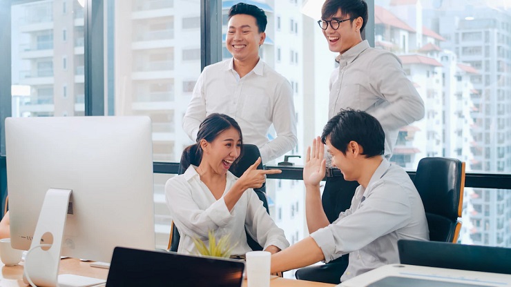 Đồng nghiệp thân thiện cũng là yếu tố tạo nên môi trường làm việc lý tưởng