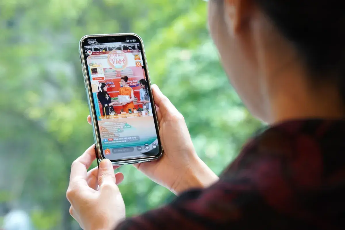 Dành hàng giờ để xem video và livestream bán hàng là thói quen của nhiều bạn trẻ hiện nay (Ảnh minh hoạ)