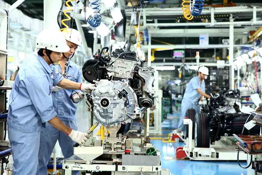 Bộ phận nhân sự tham gia bảo trì bảo dưỡng máy móc thiết bị