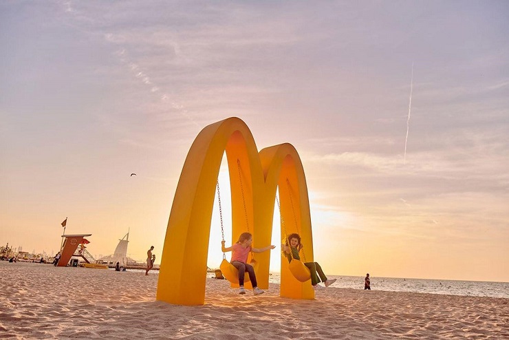 Chiếc xích đu Golden Arches khổng lồ đưa mọi người trở về tuổi thơ - Nguồn: Internet