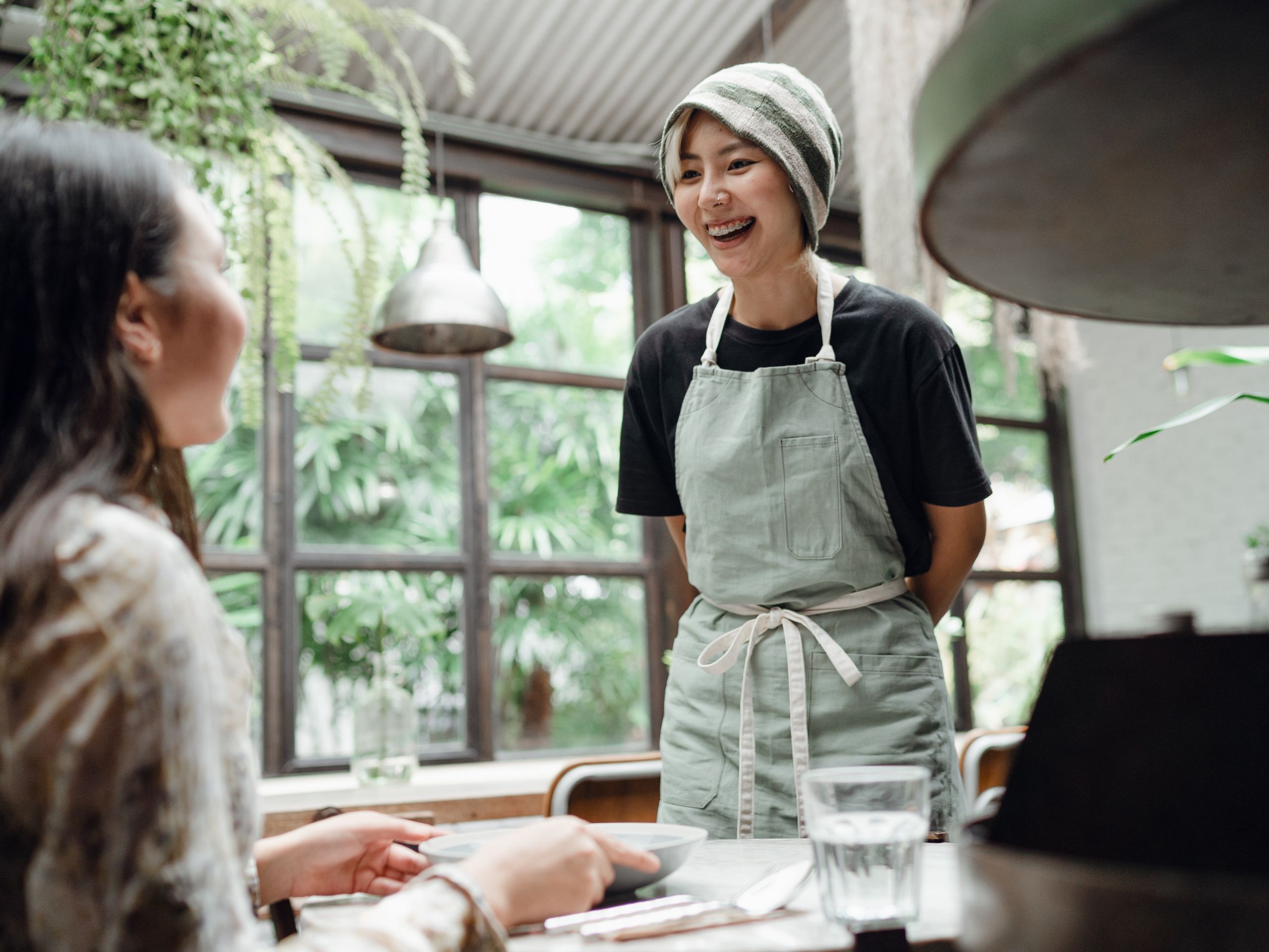 Kiểm tra, đánh giá sự hài lòng của khách hàng thường xuyên sẽ giúp doanh nghiệp hiểu và đưa ra chiến lược cải thiện chất lượng trải nghiệm khách hàng bám sát thực tế.