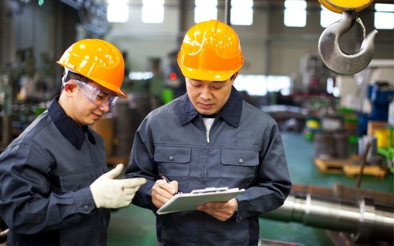 Nhân viên IQC quản lý chất lượng nguyên vật liệu đầu vào 