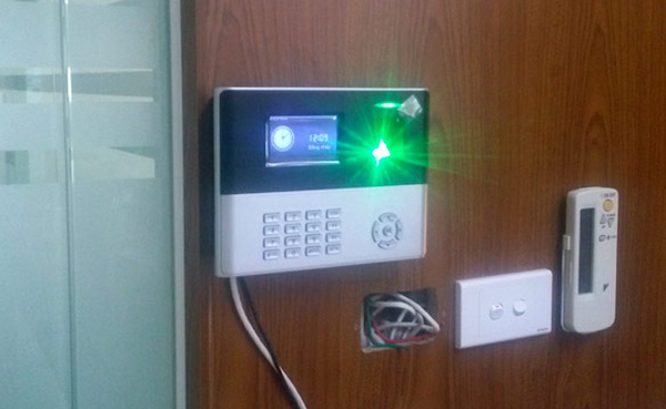 Cắm điện để khởi động máy chấm công