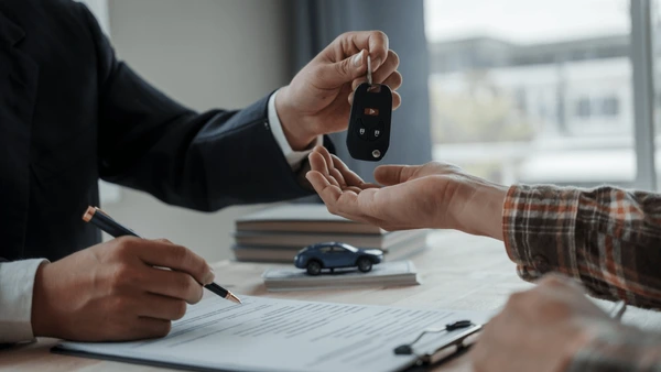 Kí hợp đồng và xác nhận mua xe