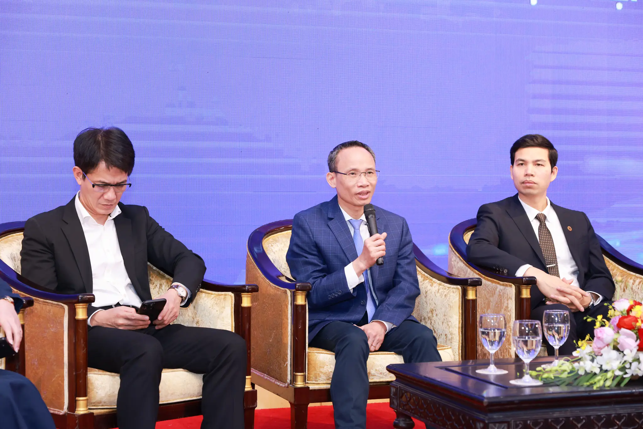 Tiến sĩ Cấn Văn Lực chia sẻ tại buổi toạ đàm