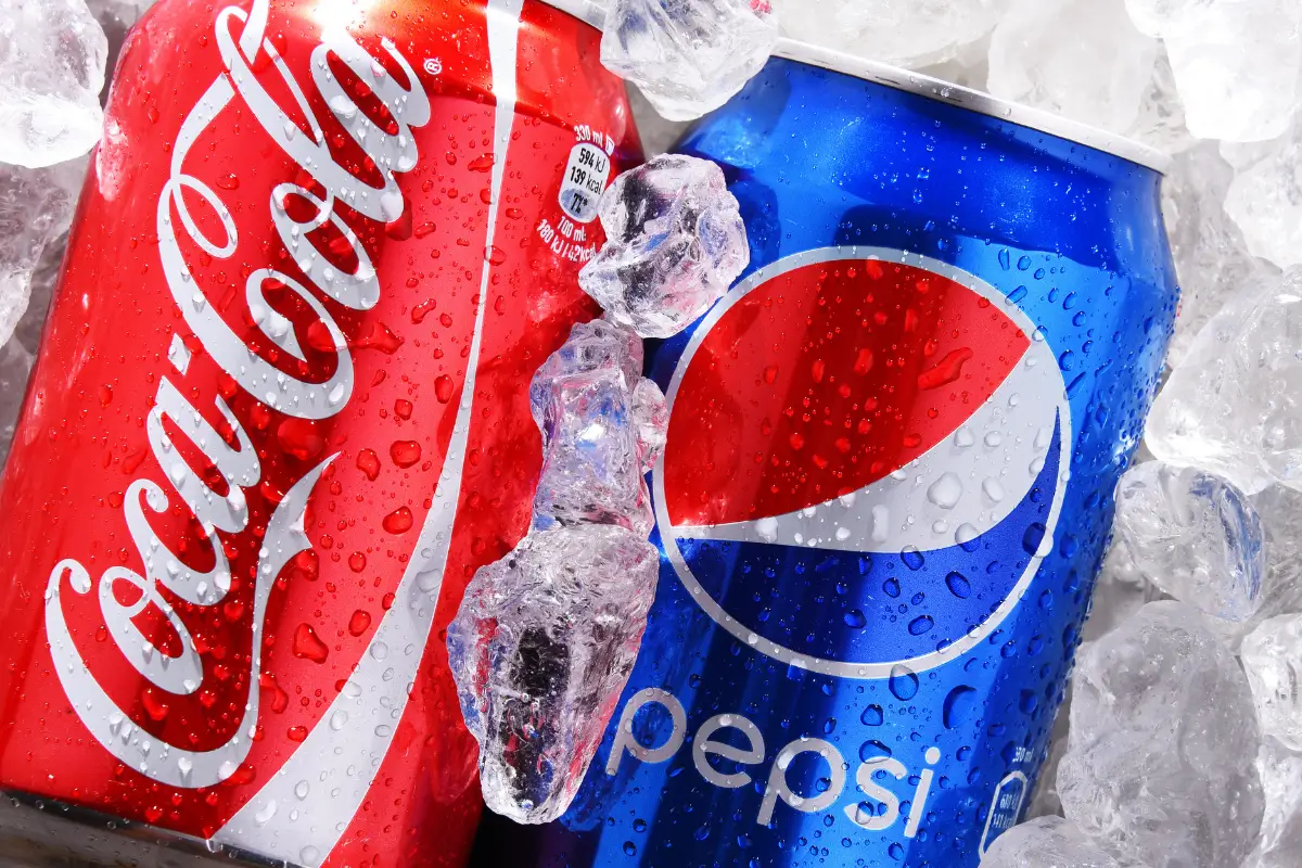 Cuộc chiến hàng thập kỷ của hai "ông lớn" nước ngọt có ga Coca Cola và Pepsi